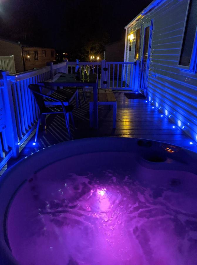 Serenity Hot Tub Breaks Villa Tattershall Exterior photo