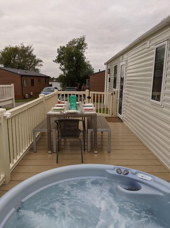 Serenity Hot Tub Breaks Villa Tattershall Exterior photo